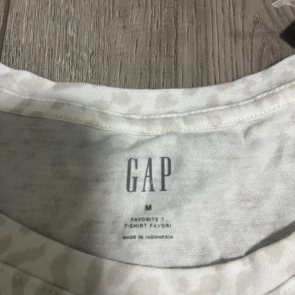 NWT Gap t-shirt top size Medium casual White/Gray Design NWT Size M - Picture 3 of 5